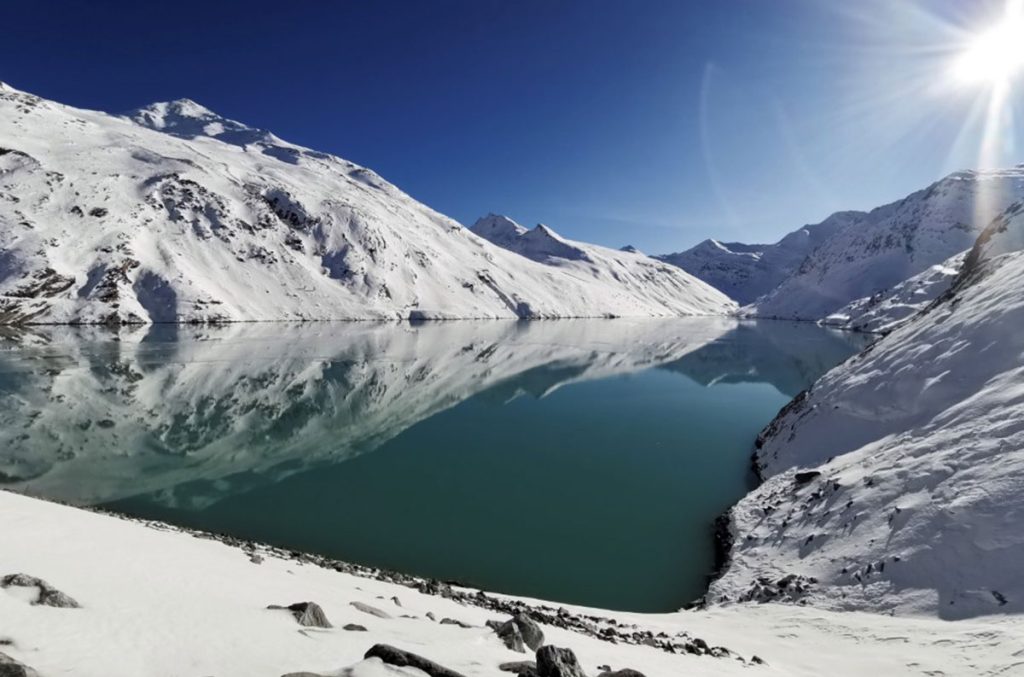 Il lago di Mattmark nella sua veste invernale