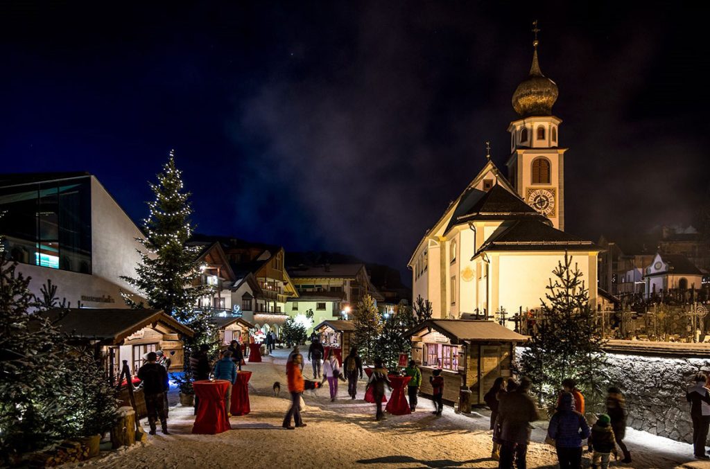 Il mercatino di San Cassiano, in Alta Badia, Foto Alex Moling