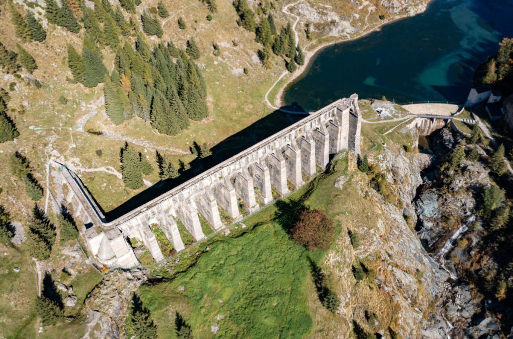 I ruderi della diga. Foto sottosezione Cai della Valle di Scalve