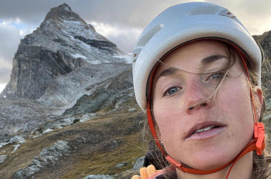 Federica Mingolla con la Granta Parey alle spalle