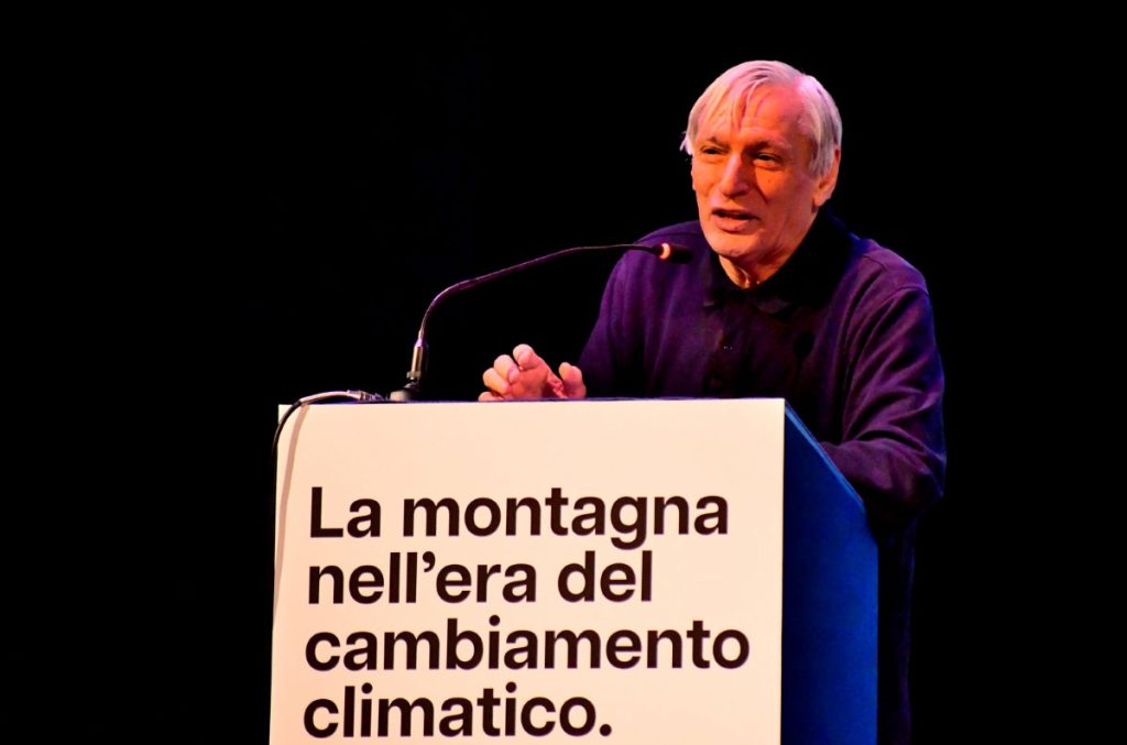 Don Ciotti durante il suo intervento al Congresso dl CAI, foto Stefano Ardito