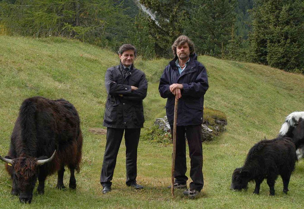 Il ministro delle Politiche agricole Gianni Alemanno (S) parla con l