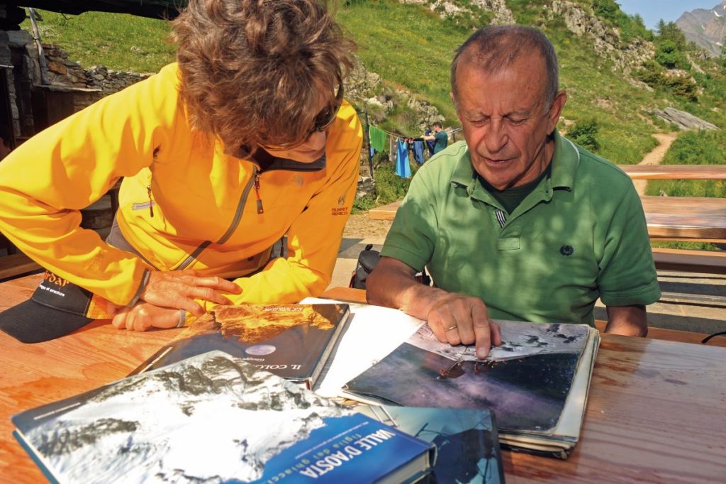 Renzino Cosson (a destra), nel suo Rifugio Bertone. Foto Livio Piatta