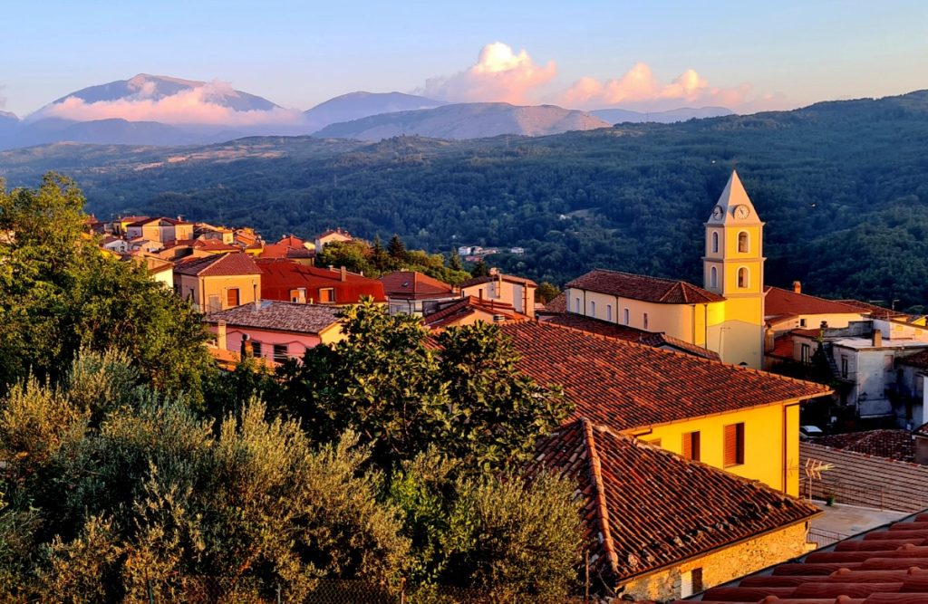 San Severino Lucano, sullo sfondo il Pollino. Foto Stefano Ardito