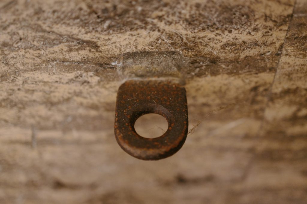 Un chiodo, datato, sul muro della palestra. Foto Erika Zucchiatti