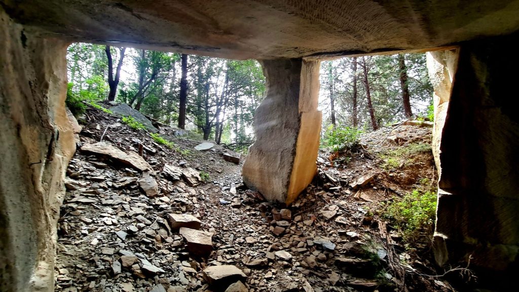 Una cava di pietra serena tra Maiano e Monte Ceceri, foto Stefano Ardito