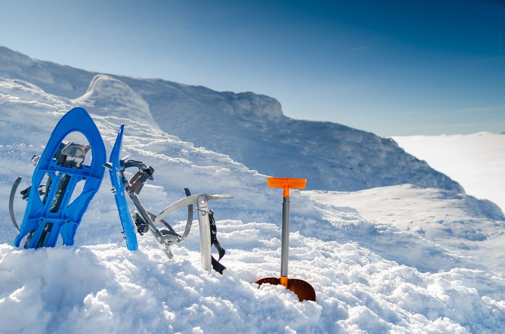 Artva, pala e sonda. Sono necessarie per le escursioni fuori dai tracciati battuti. Foto Adobe Stock