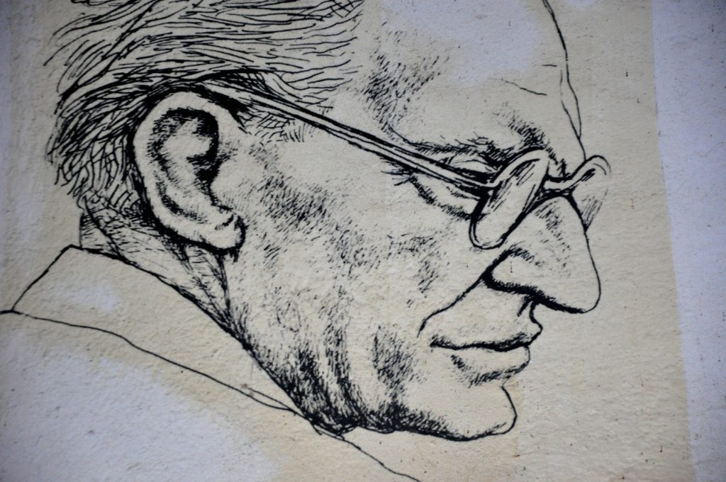 Alcide De Gasperi in un ritratto posto davanti al Museo a lui dedicato a Borgo Valsugana