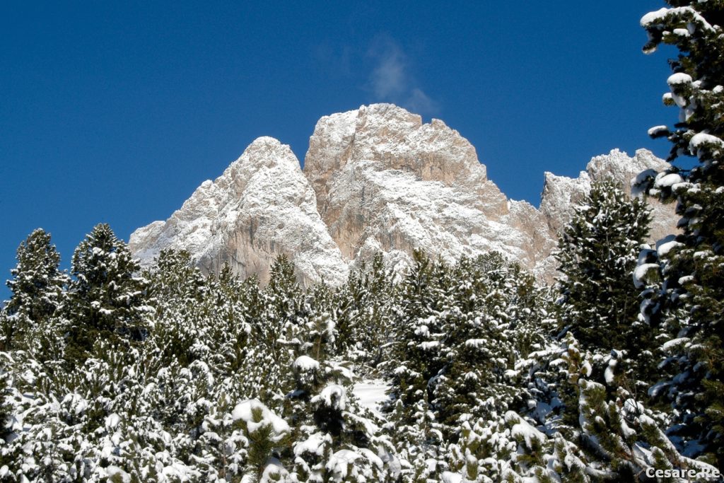 La nebbia si dirada, in Valle di Braies. Appena dopo una copiosa nevicata; Nikon D850; Nikkor 70-200 f4 AFG 1/200 sec; f/5,6; ISO 100. Treppiede. 