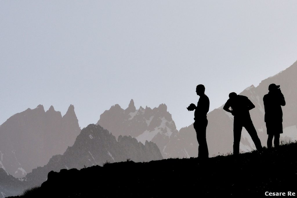 La foto è stata sottoesposta di 2/3 di stop, per accentuare l’effetto della silhouette. La Silhouette di alcuni fotografi, al cospetto del gruppo del Monte Bianco. Le sagome dei 3 escursionisti sono ben nette e delineate. Nikon D 800; Nikkor 24-70 AFG 2,8.