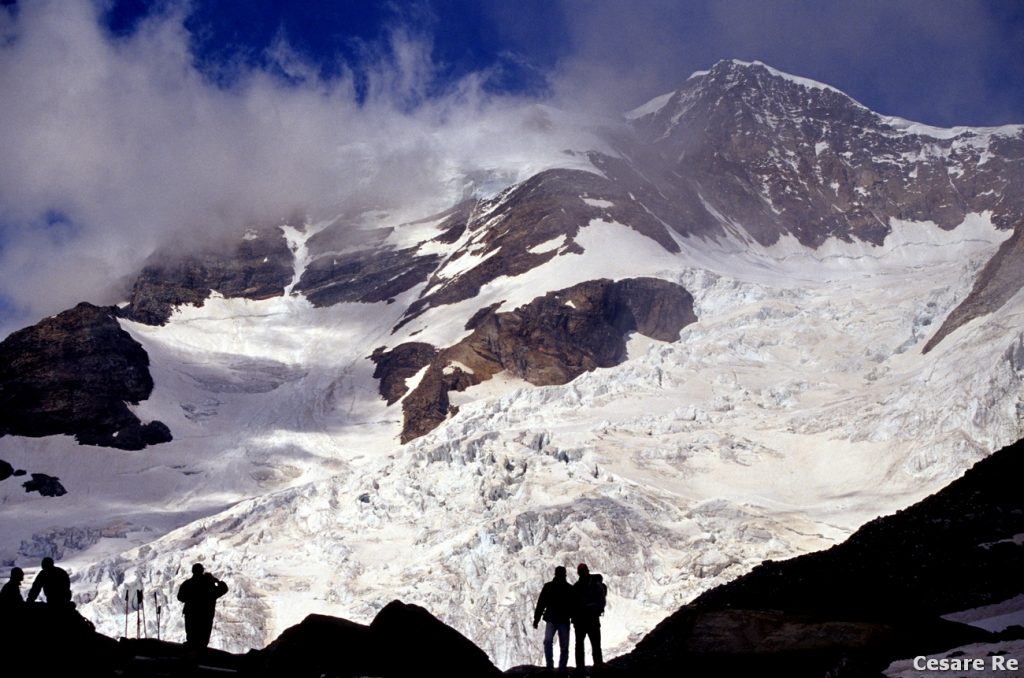 Lo spettacolo e l’imponenza dei Lyskamm, dai pressi del rifugio Gnifetti. Anche in questo caso, l’uso della pellicola per diapositive ha reso la silhouette degli alpinisti netta e ben delineata. Nikon F90x; Nikkor 28-70 3,5/4,5 afd.