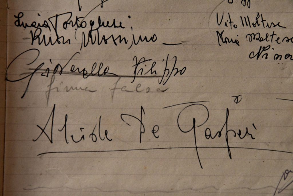 Firma di De Gasperi sul libro di vetta del Corno Grande del Gran Sasso. Foto Stefano Ardito