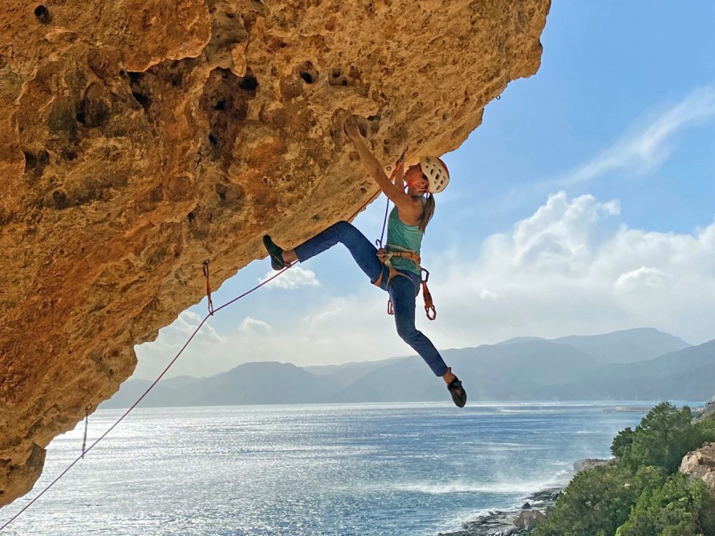 Grotta di Biddiriscottai, con il mare ai piedi della parete. Foto Maurizio Oviglia