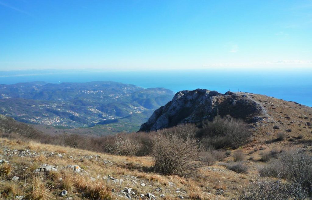 Il Finalese dal Monte Carmo. Foto Lorenzo Volpe