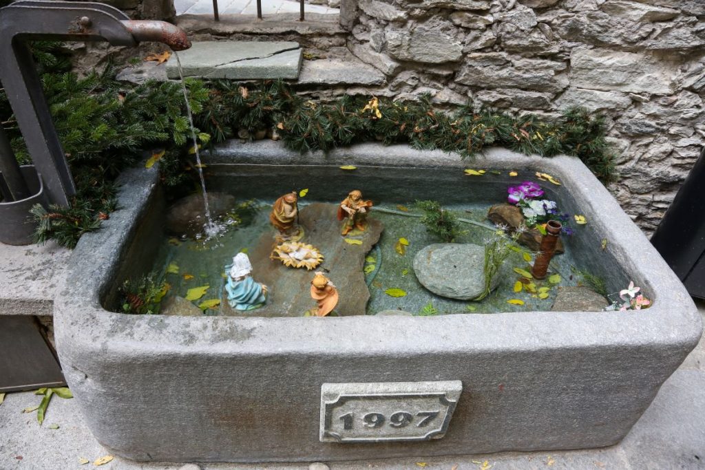 In una fontana di Bard (AO). Foto Enrico Romanzi