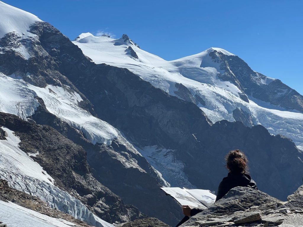 La De Bastiani osserva un ghiacciaio-prima-di-mettersi all