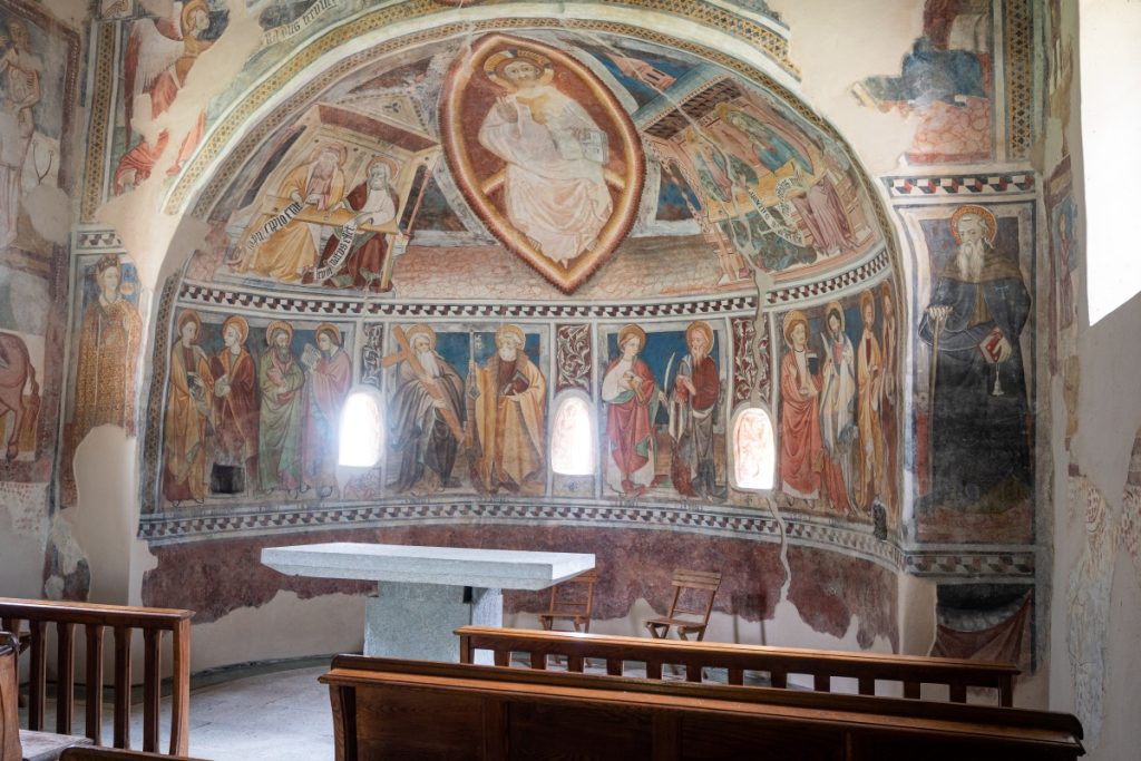 La chiesa di San Salvatore a Macra. Foto Giacomo Meneghello, ClickAlp