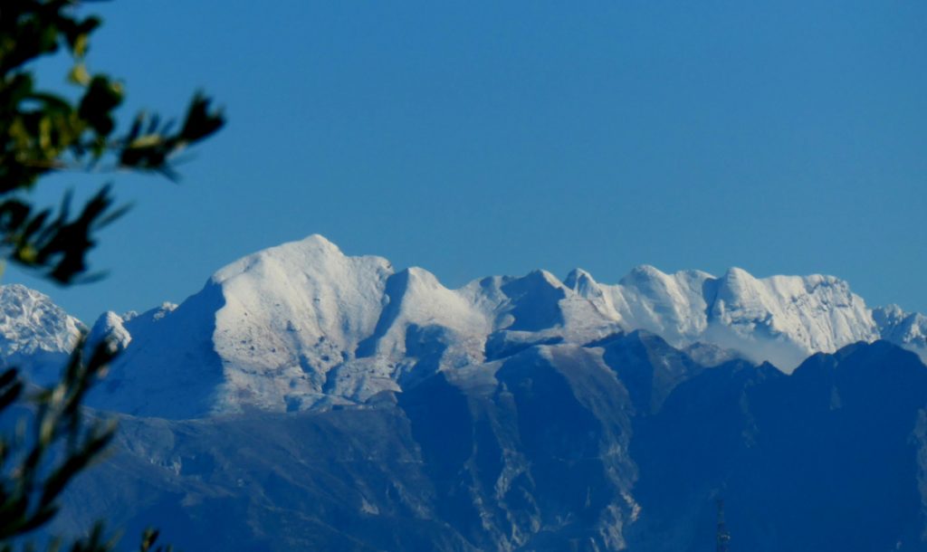 Le Apuane innevate viste dal Sentiero Bonatti, foto Stefano Ardito