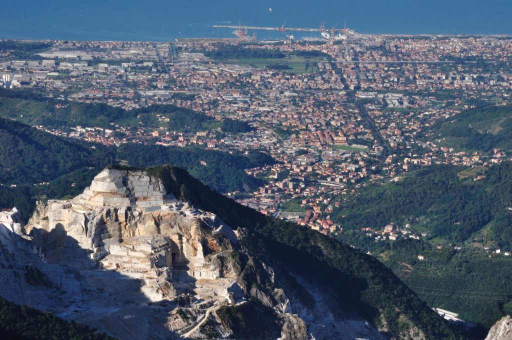 Le Cave di Ravaccione e Carrara dal Monte Sagro. Foto Stefano Ardito