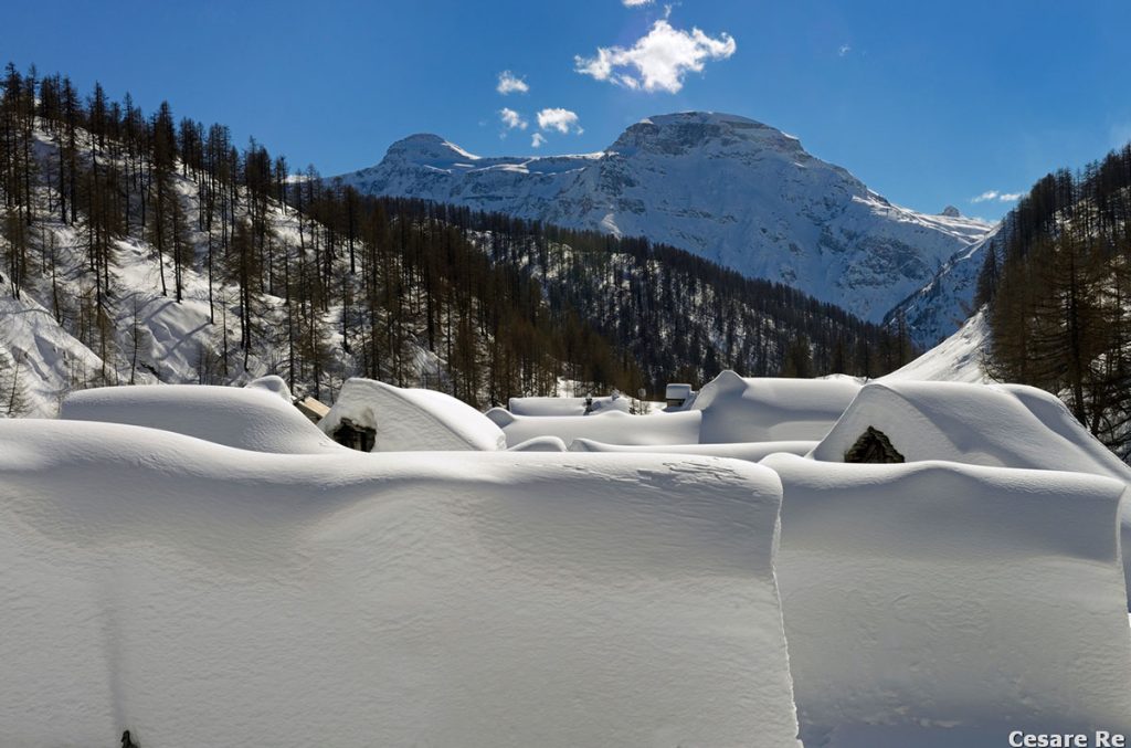 Il Cistella e i tetti innevati di Crampiolo. Foto Cesare Re