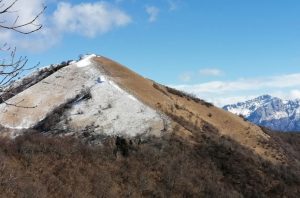 Il Monte Palanzone. Sullo sfondo le Grigne