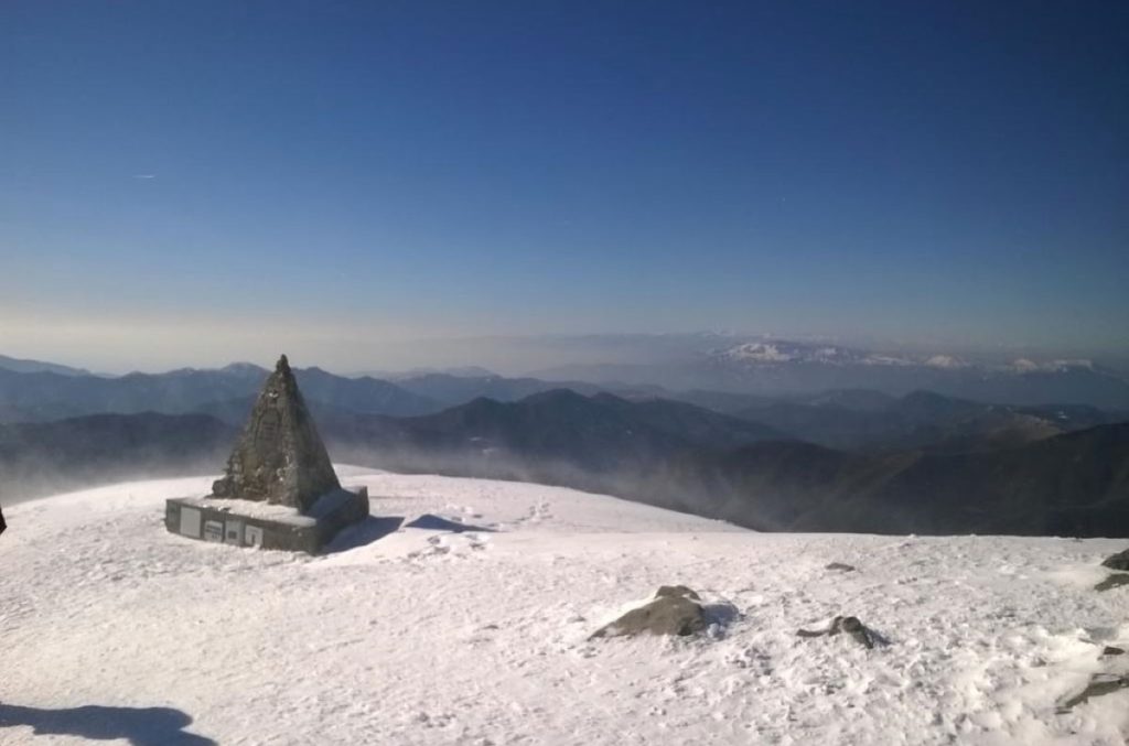 Vento forte sulla vetta del Monte Antola