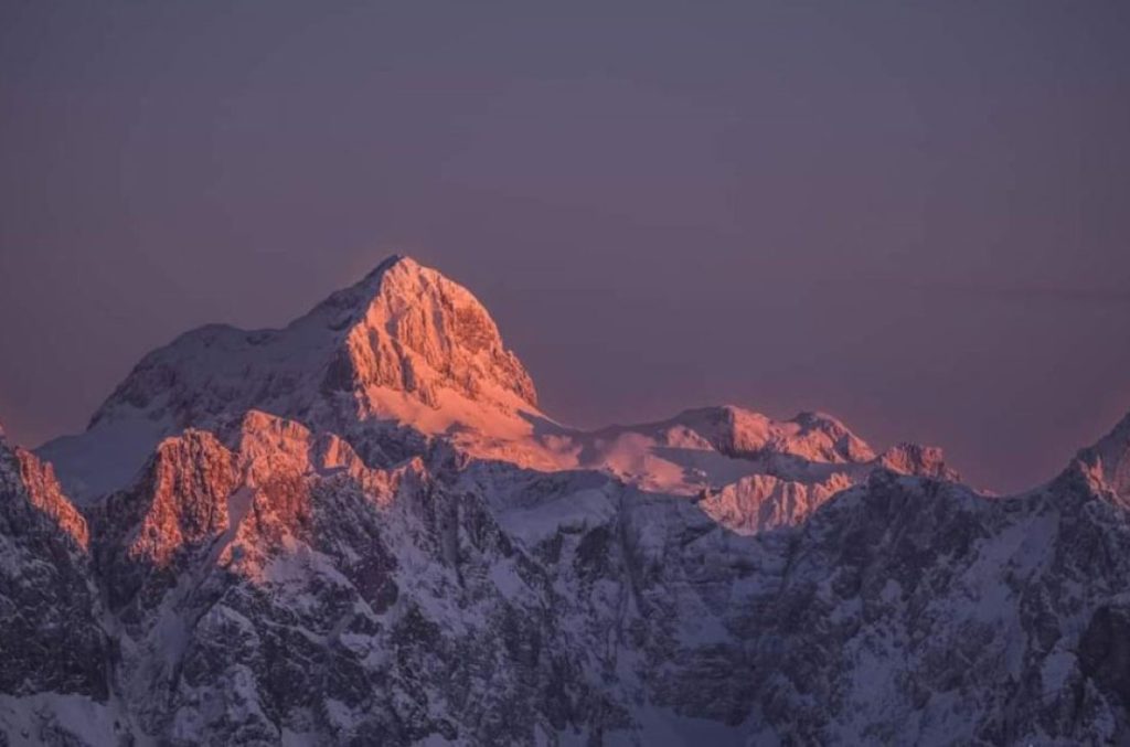 Il Mangart, poco distante da Bovec, in veste invernale