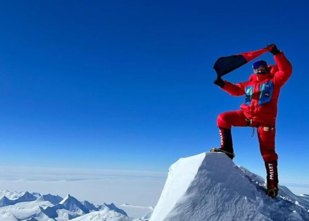 Marco Camandona sulla vetta del Monte-Vinson. Foto IG camandonamarco