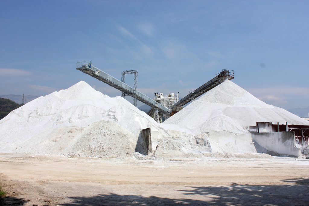 Polvere di carbonato di calcio. Foto CAI Carrara