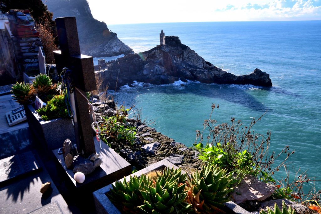 Portovenere, San Pietro dal cimitero dove riposa Walter Bonatti. Foto Stefano Ardito