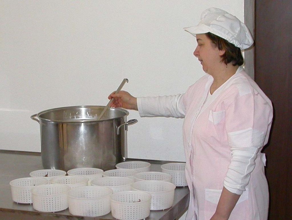 Produzione del Raviggiolo. Foto di Carlo Pedrazzoli