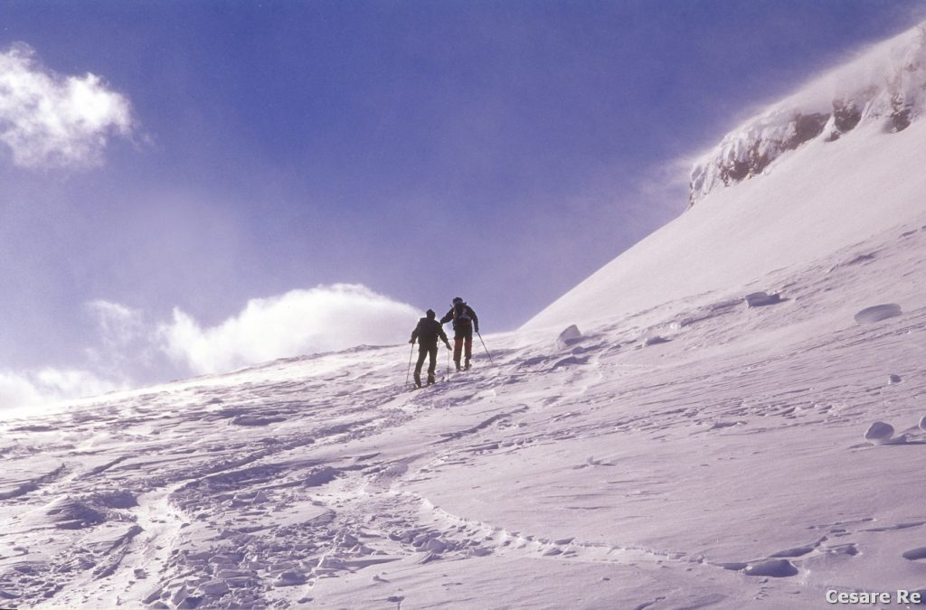 Salendo al Monte Cazzola con gli sci. Foto Cesare Re