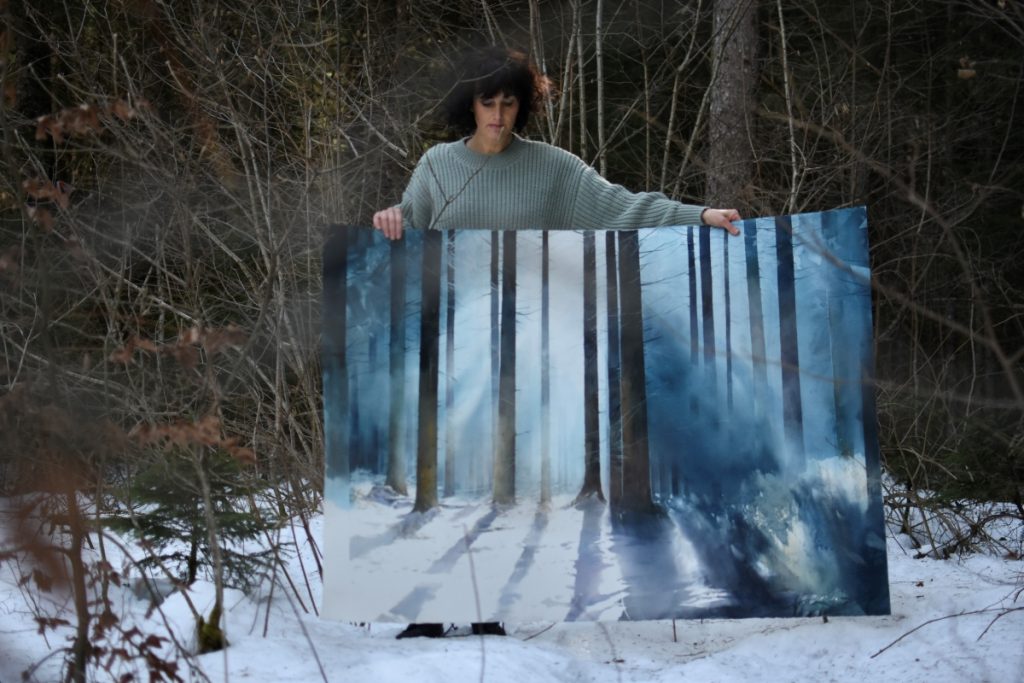 Silvia De Bastiani con una delle sue opere dedicate al bosco