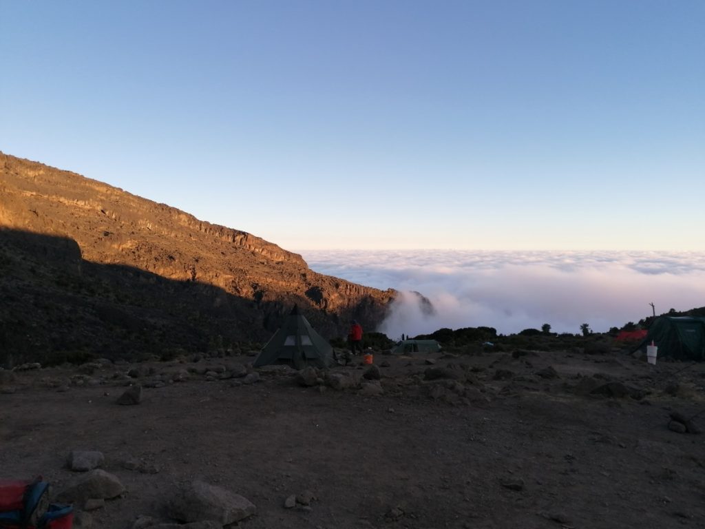 Tramonto da un campo tendato. Foto Simone Maculotti