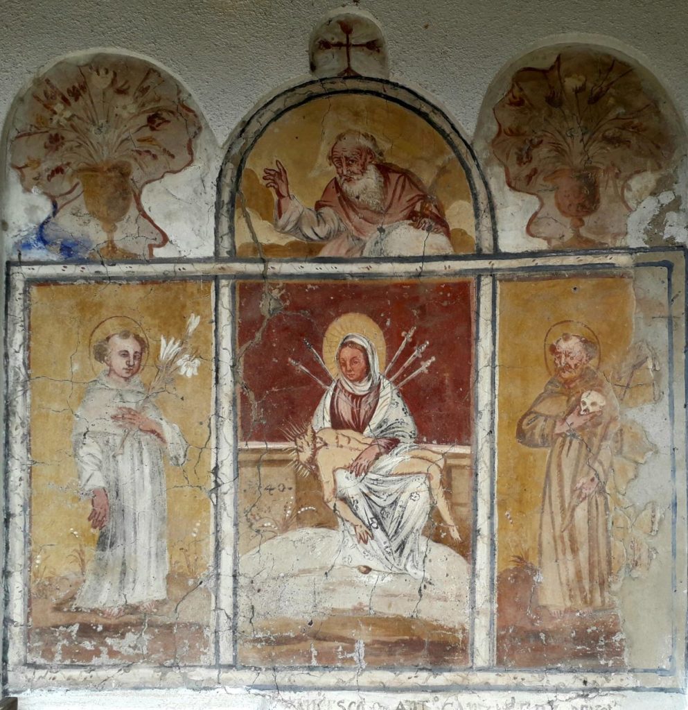 Un affresco lungo il percorso Santi alle finestre @ agordinodoverinasconoledolomiti.it