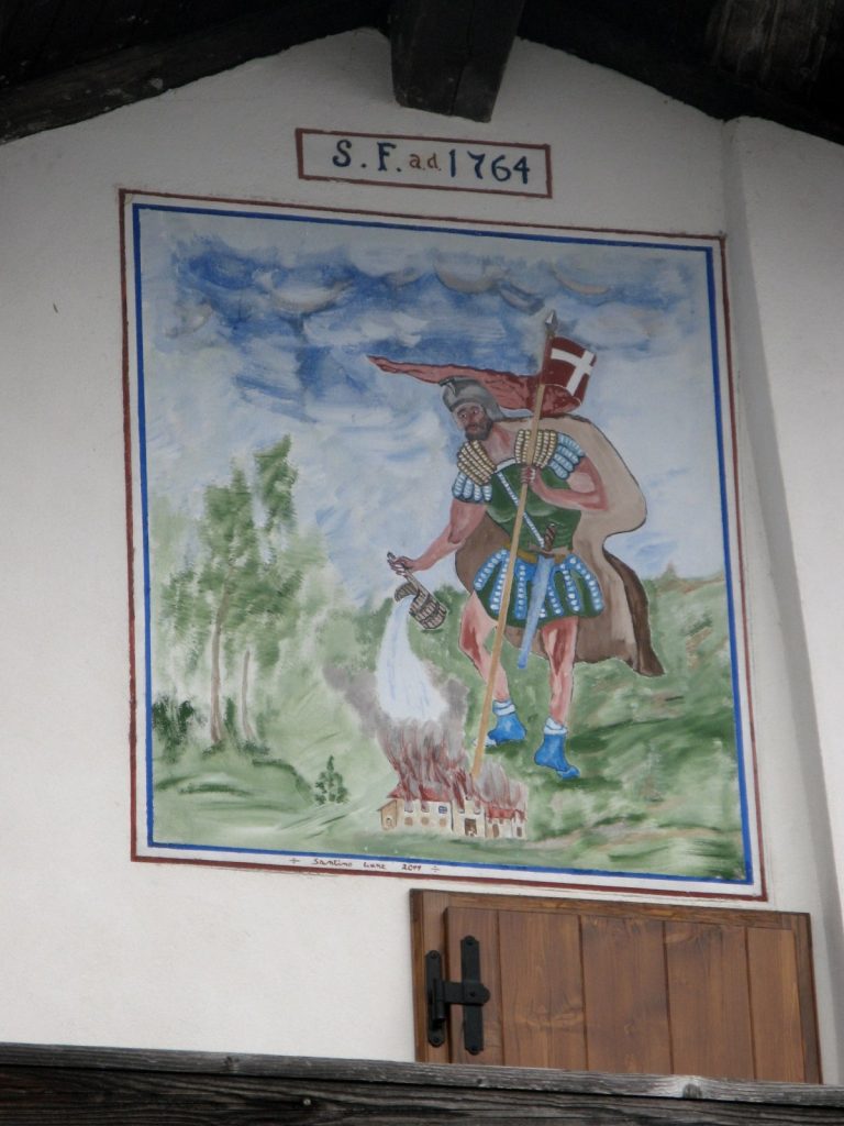 Uno degli affreschi che si ammirano sulle case dell