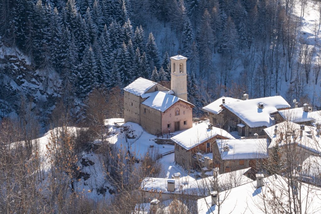 Uno degli incantevoli borghi della Valle Maira. Foto Giacomo Meneghello, ClickAlps