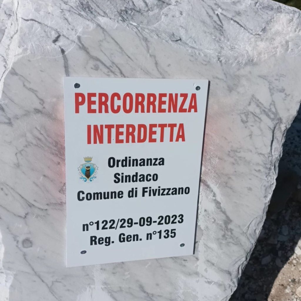 Uno dei sentieri chiusi dalle cave