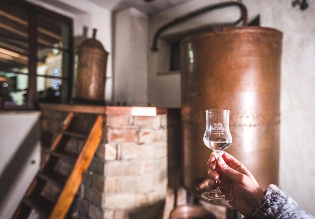 Una distilleria a Santa Massenzia - ph. @gardatrentino.it