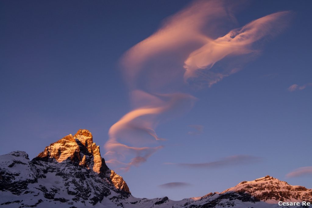 Il Cervino al tramonto. In Inverno, il vento rende le situazioni di alba e tramonto particolarmente colorate, con cielo terso e limpido, con le nuvole che sembrano danzare in cielo. Nikon D800; Nikkor 24-70 2,8 AFG; f8; 1/125; iso 100. 