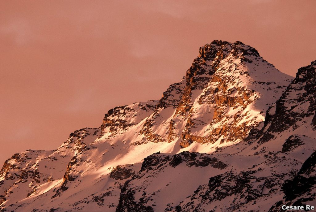 Una strana alba sul Grand Etret, in Valasavarenche. Avevo appena scattato alcune foto ad una volpe, di mattina molto presto, quando ho visto la testata della Valsavarenche illuminarsi. Con il tele già montato e la fotocamera sul treppiede, ho solo abbassato gli iso a 100 e regolato il diaframma, per aumentare la profondità di campo. Nikon D300; Nikkor 80-200 AFD; treppiede; f8; 1/60. 