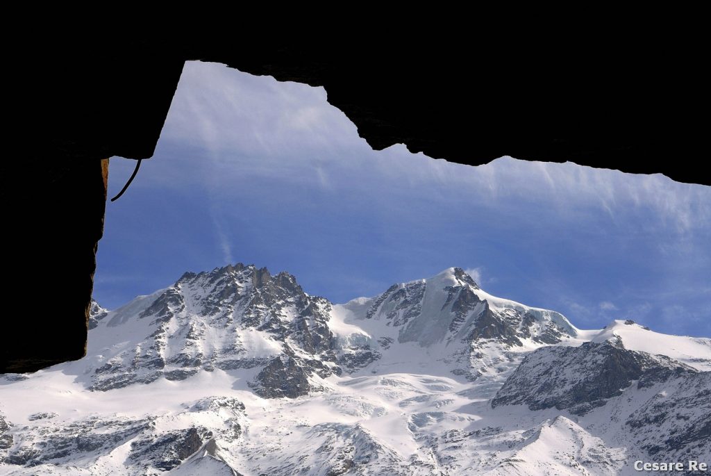 Il gruppo del Gran Paradiso, ripreso in due modi diversi dallo stesso punto di ripresa, lungo il percorso di salita per il vallone delle Meyes. 