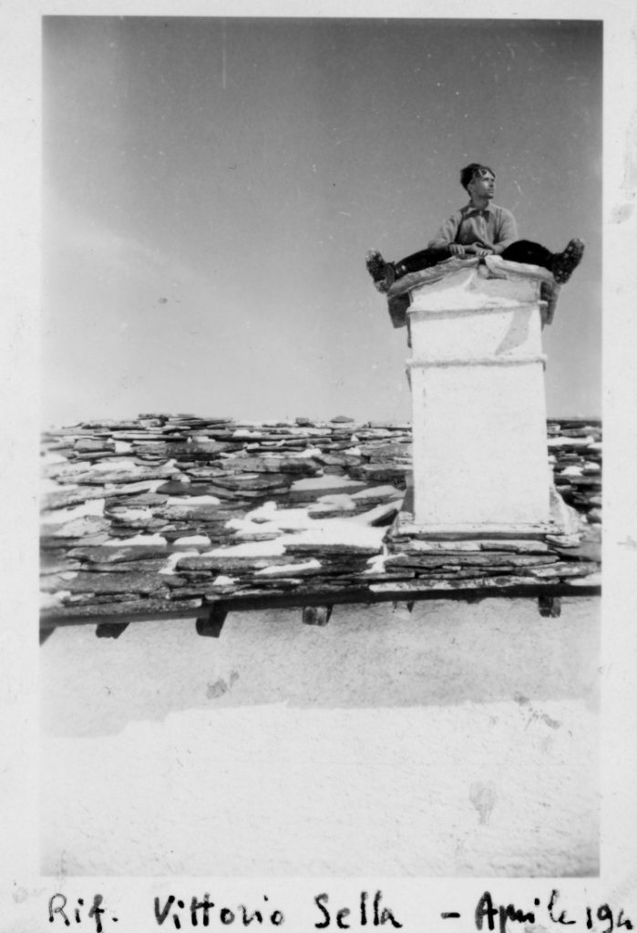 Primo Levi sul tetto del rifugio Vittorio Sella, Cogne, aprile 1940 @Centro Internazionale di Studi Primo Levi di Torino, per gentile concessione della famiglia Levi