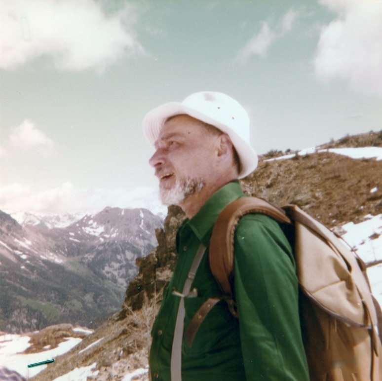 Primo Levi a Champdepraz, in Valle d’Aosta, nel 1980. @Centro Internazionale di Studi Primo Levi di Torino, per gentile concessione della famiglia Levi