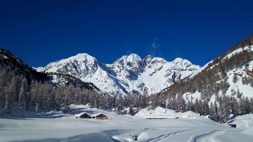 La pista da fondo che da Lignan raggiunge il Rifugio Magià