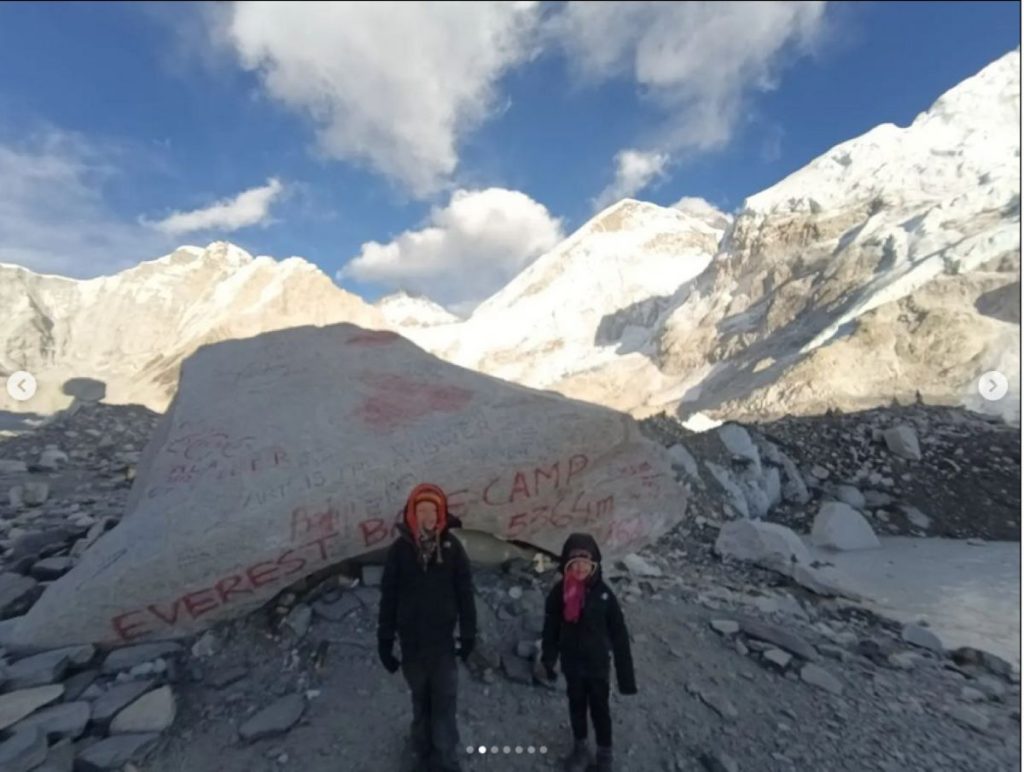 Zara e il Fratello Sasha al CB dell'Everest. Foto IG sasha.jede