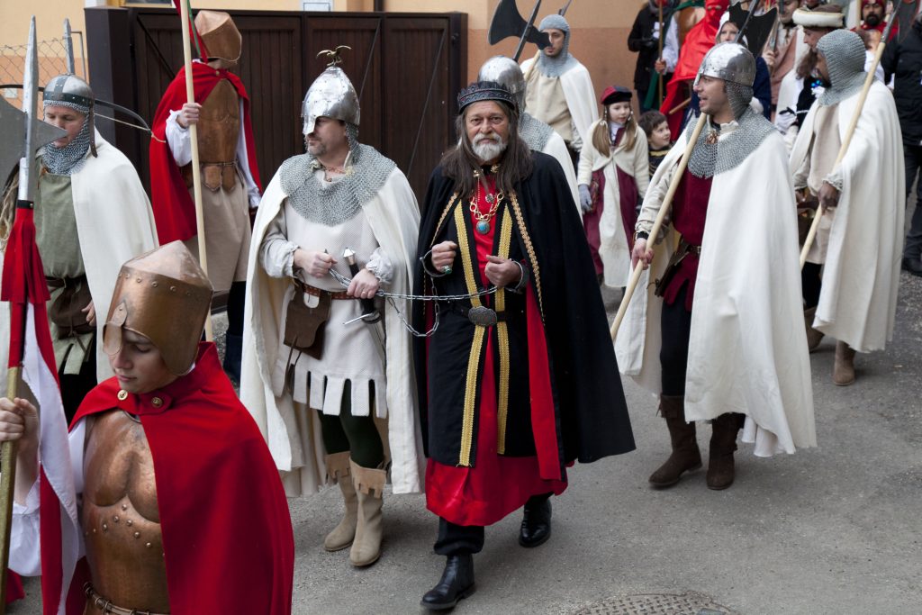Biagio delle Castellare viene condotto al processo durante il Carnevale di Pieve Tesino. Foto Trintinaglia