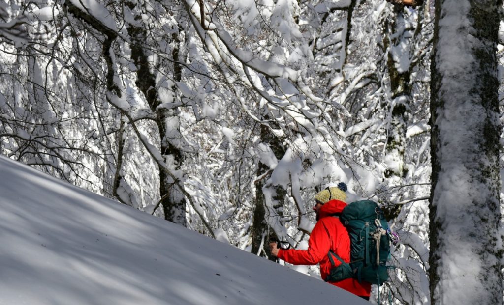 Con le ciaspole verso il Santuario di Monte Tranquillo. Foto Stefano Ardito