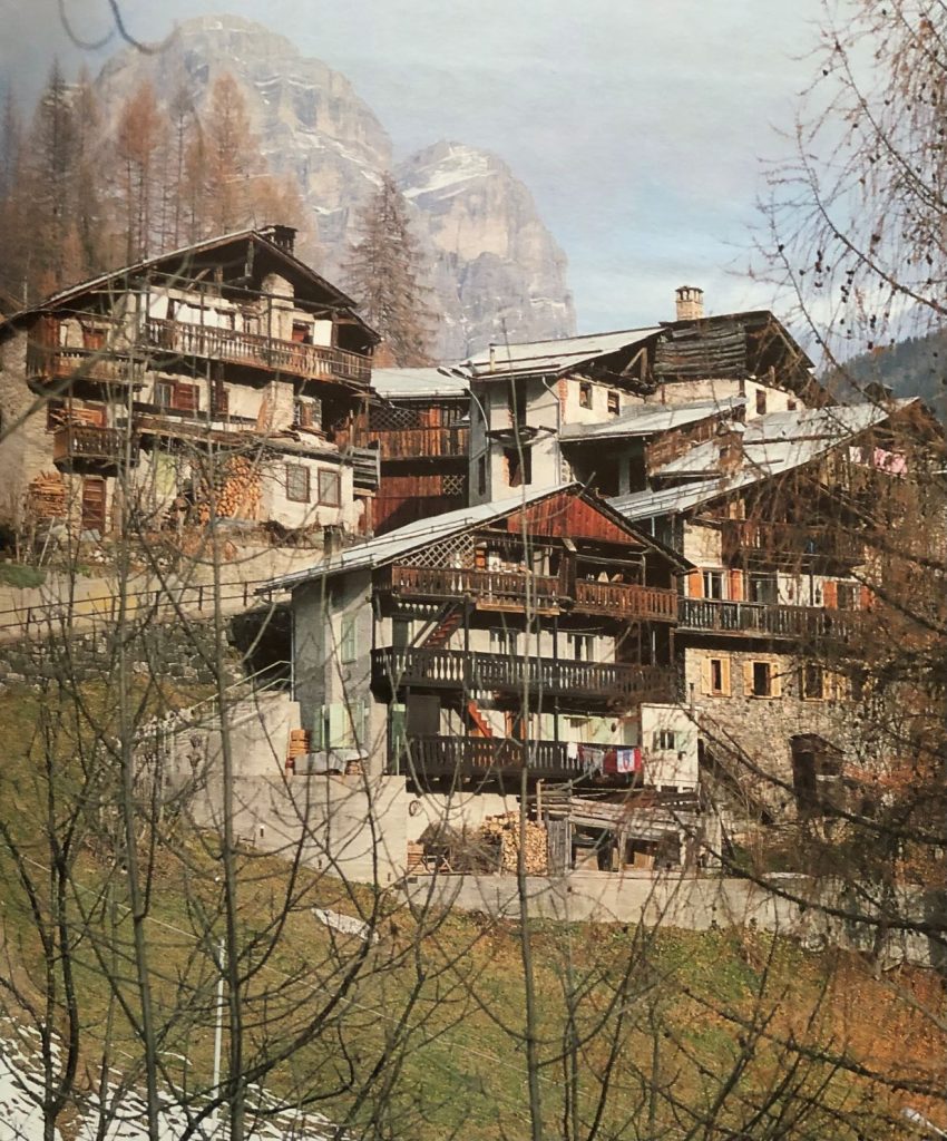 Foto dal libro “Architettura rurale nelle Dolomiti venete” ( Edizioni Dolomiti Cortina)