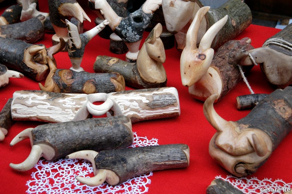 Giocattoli in legno stilizzati. Foto Cesare Re